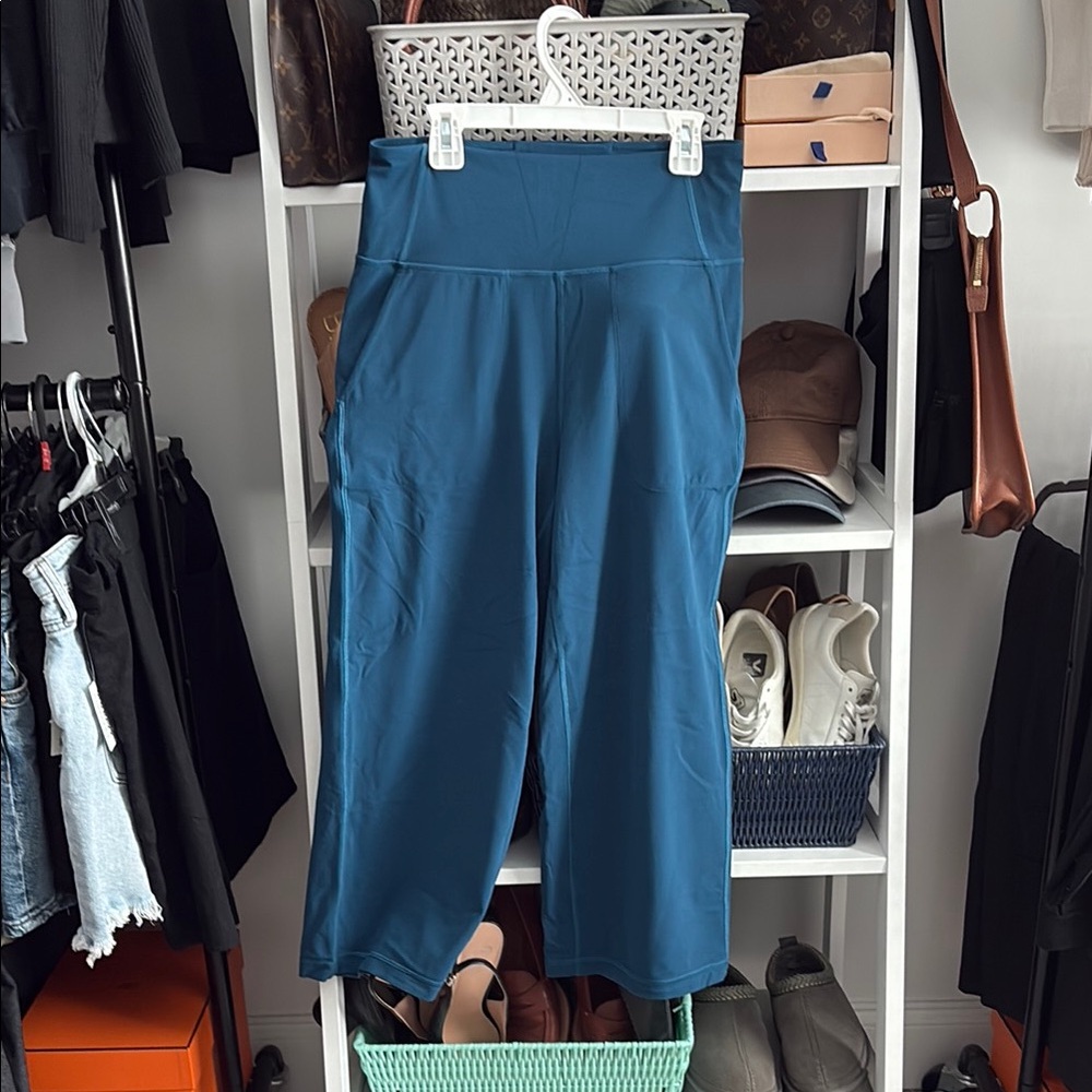 Align wide leg crop: lululemon sz 8